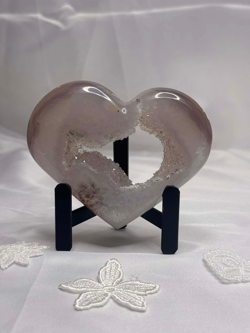 Agate druzzy heart on stand