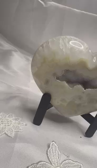 Agate heart on stand